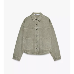 Grön jeansjacka zara - Säljer en snygg grön overshirt från Zara med raka linjer, stora fickor framtill och knappar hela vägen. Jackan har en avslappnad passform och är gjord i ett mjukt bomullstyg som ger en chill vibe. Perfekt att slänga över en t-shirt eller hoodie. 
