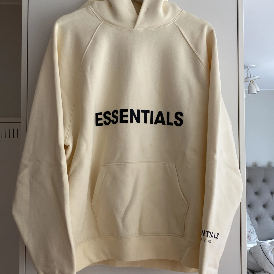 Essentials hoodie i beige från Fear of God