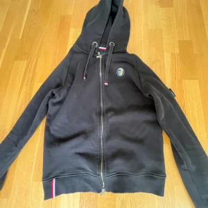 Svart hoddie från A.C.E - Säljer en A.C.E hoddie som är använd kanske 3 gånger max och är i storlek S riktig snygg.