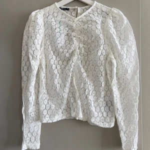 Vit blus i spets från Gina, storlek 36 NY - Vit blus i spets från Gina, storlek 36. Ny med prislapp