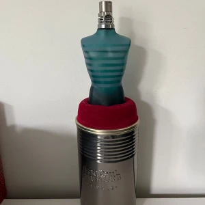 Jean Paul Gaultier Le Male parfym - Säljer en Jean Paul parfym som är använd jätte lite som ni kan se på bilden. 