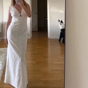 Adoore Nîmes dress, maxiklänning, perfekt midsommarklänning  - Säljer nu denna magiska vita långklänningen från Adoore. Nîmes dress med broderade blommor 🌸 köpt på vinted, klänningen är stl 38 men insydd för att bli en 36a. Tycker själv att den verkligen är en 36. Vill man ha den som en 38a är det bara att sprätta upp sömmen. Så snygg midsommarklänning. Helt slutsåld, finns inte längre på hemsidan därav pris. Kom gärna med prisförslag.