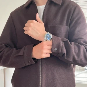 Brun overshirt från COS i ull - Säljer en stilren brun overshirt från COS i ullblandning. Jackan har klassisk krage, bröstficka och dragkedja framtill. Perfekt för lager-på-lager och funkar lika bra till jeans som till chinos. Enkel och clean design som passar till många outfits. Skriv vid intresse ❤️