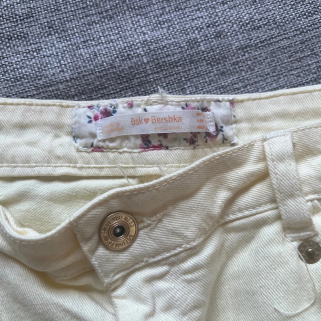 Ljusgula lågmidjade jeansshorts  - 2