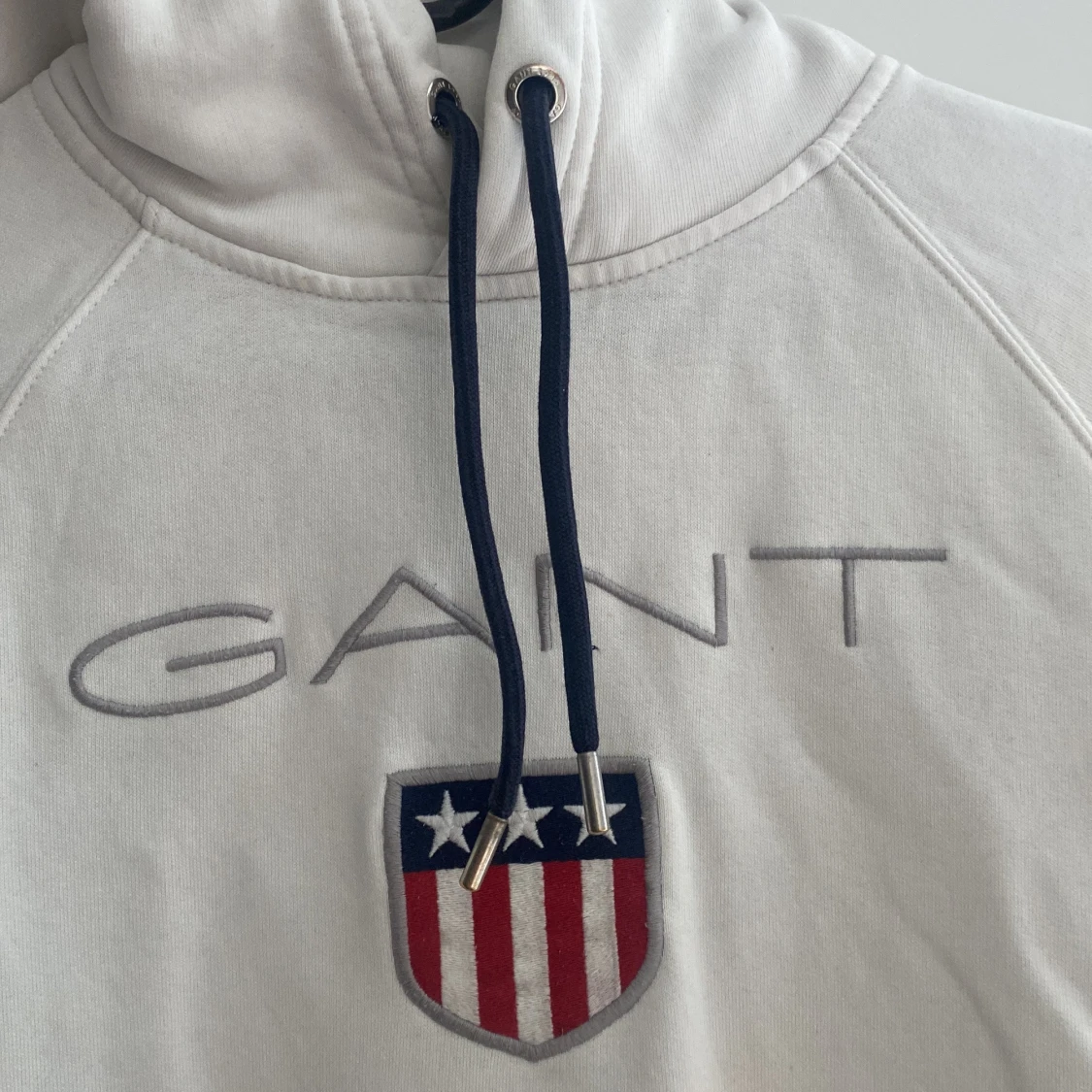 Vit hoodie från GANT med broderad logo - 1