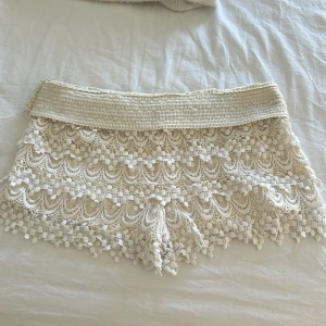 Vita spets shorts - skit snygga vita spets shorts!! köpte dom här på plick men passade inte, står ingen storlek men skulle säga s💕 om det behövs fler bilder eller beskrivningar skriv så löser jag💕