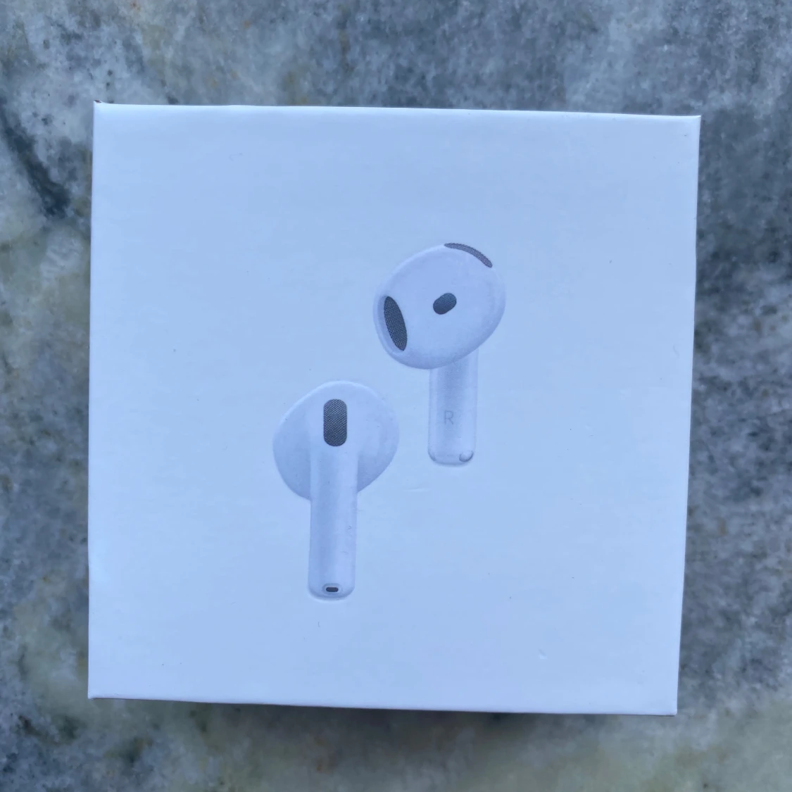 Airpod 4 - helt oöppnad