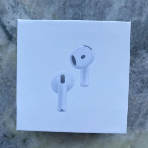 Airpod 4 - helt oöppnad  - Hej! Säljer helt nya och oöppnade AirPod 4 den senaste generationen. Fick dem i julklapp, men eftersom jag redan använder AirPod Pro 2 har jag ingen användning för dessa. Måste säljas snabbt då jag snart flyttar till Umeå för studier. Nypris från Apple: 2299kr. Mitt pris är redan rimligt, men kan diskuteras vid snabb affär.
