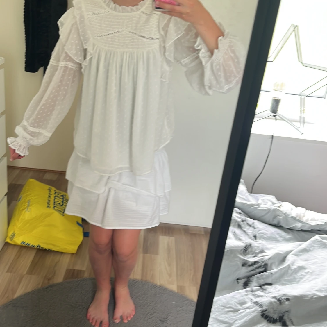 Vit volangblus från Gina Tricot