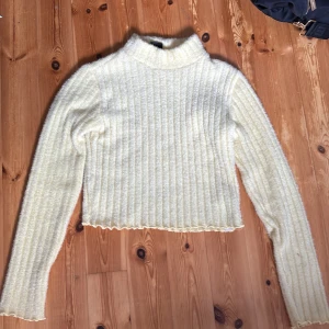 Ljusgul ribbad polotröja Gina Tricot - Supermjuk ljusgul polotröja från Gina Tricot i ribbad stickad kvalitet. Tröjan har lång ärm, croppad passform och vågig kant nertill för en söt touch. färgen är lite mer gul i verkligheten. Vill bli med den så priset går att förhandla. Köp gärna fler varor av mig till bra pris. Kan sälja med och utanför Plick för att slippa avgifter. KAN ABSOLUT GÅ NER I PRIS VID SNABB AFFÄR ELLER BUNDLE!