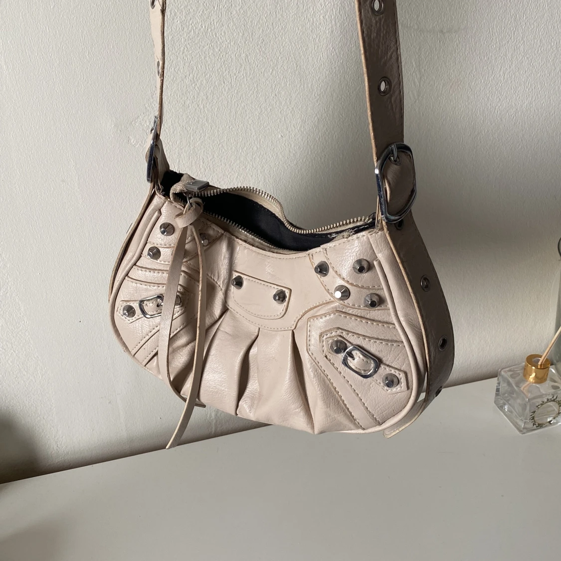 Beige axelväska i skinn med nitar - 1