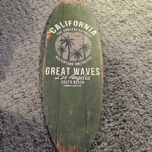 California Great Waves skylt  - Riktigt surfing bohemiansk stil med denna prydnad/Skylt  Perfekt för dig som gillar surfing och strandvibbar. Snygg och avslappnad stil som ger lite liv i ditt rum 