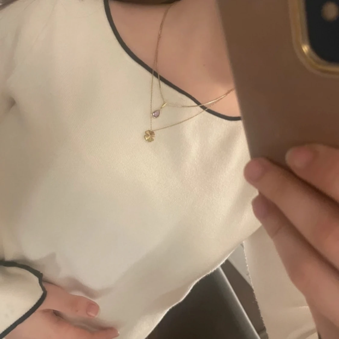 Vit långärmad topp med svarta kanter - 2