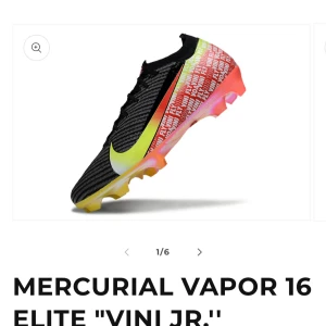 Nike Mercurial Vapor 16 Elite Vini Jr. - Säljer ett par Nike Mercurial Vapor 16 Elite Vini Jr. fotbollsskor med svart ovandel, färgskiftande sula i gult, orange och rosa samt textmönster i grönt, rött och vitt. Skorna har snörning, låg profil och är tillverkade i syntetmaterial för maxad känsla på planen.den börjar från storlek 36