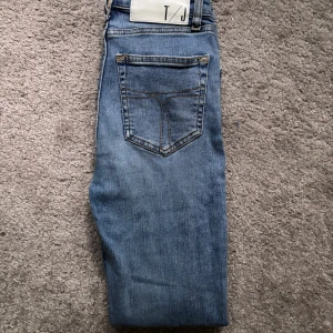 Tiger Of Sweden Slimfit - Snygga blå skinny jeans från T/J med klassisk femficksdesign och ljus tvätt. Jeansen har normalhög midja och smal passform hela vägen ner. Perfekta till sneakers eller boots för en clean look.