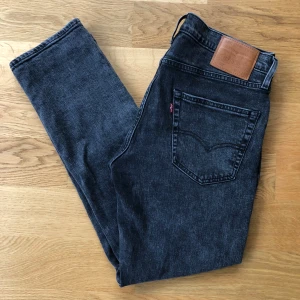 INTRESSEKOLL Svarta Levi's 502 - Helt nya men kommer inte till användning. Tvättat dom en gång. Ge prisförslag! Nypris 1200!