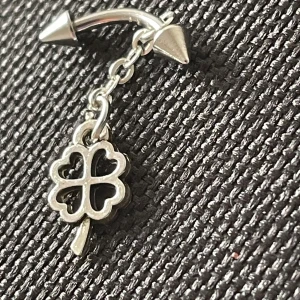 By prisförslag- ögonbryns piercing med mini klöver  - By prisförslag- ögonbryns piercing med mini klöver 