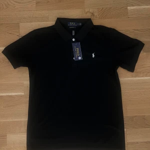 Polo Ralph lauren pike - Hej, säljer min svarta  Ralph lauren Pike som inte kommer till användning, samt försent för en retur. Endast testad tveka inte på frågor🌟