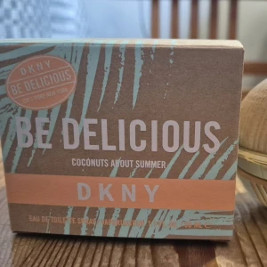 DKNY parfym 2 st - DKNY Be Delicious Coconuts About Summer 100 ml och  DKNY Pool Party Day Breeze 100 ml  575 kr + frakt för båda. Endast testsprayade.