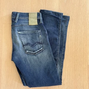 Replay Anbass blå jeans - Schyssta mörkblå replay anbass med sliten tvätt. Längden är 32, dock är de uppsydda och är därav 97cm långa ⚠️. Hör av er om ni undrar över något!