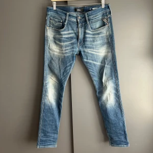 Replay Anbass Jeans - Mycket fint skick men en liten slitning vid gylfen. Nypris ca 2000kr. Storlek W33, L32, mått finns. Skriv för mer information🤝