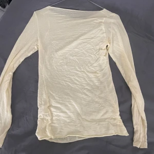 Ljusgul intimissimi  - Säljer då den tyvärr inte kommer till användning längre, är i bra skick och är i samma modell som den populära intimissimi toppen men färgen säljs inte längre på hemsidan 💛