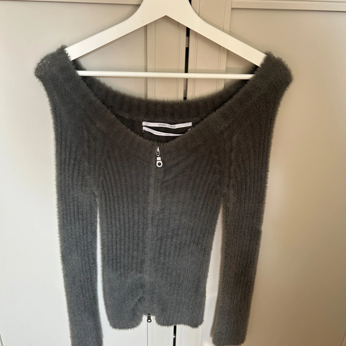 Grå fluffig tröja Silence + Noise