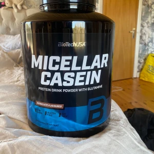 Micellar Casein - Stor burk med chokladsmakande micellärt kaseinprotein, perfekt för dig som tränar och vill ha ett nattprotein. Låg sockerhalt, glutenfri och fettfri. Innehåller 2270 gram (75 portioner). Passar dig som vill bygga muskler och återhämta dig smart. Nypris 1100 inget är taget ur endast luktat på, skopa medföljer 
