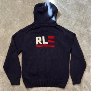 Ralph Lauren hoodie - Tja! Säljer denna feta mörkblå stickade Ralph Lauren polo jeans co hoodien! Hoodien är i gott skick! Size M, skriv vid funderingar!