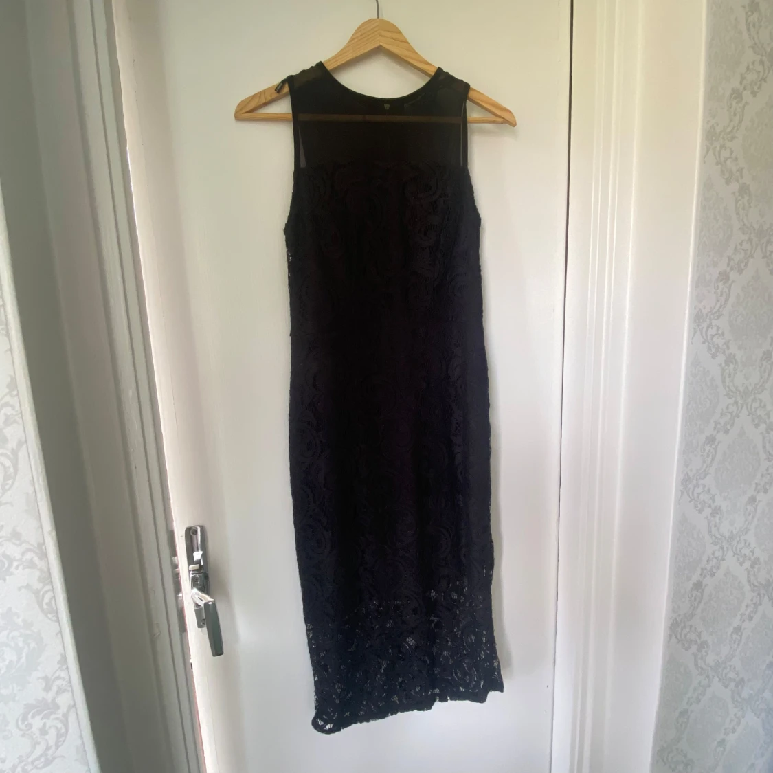 Svart spetsklänning med dragkedja - 1