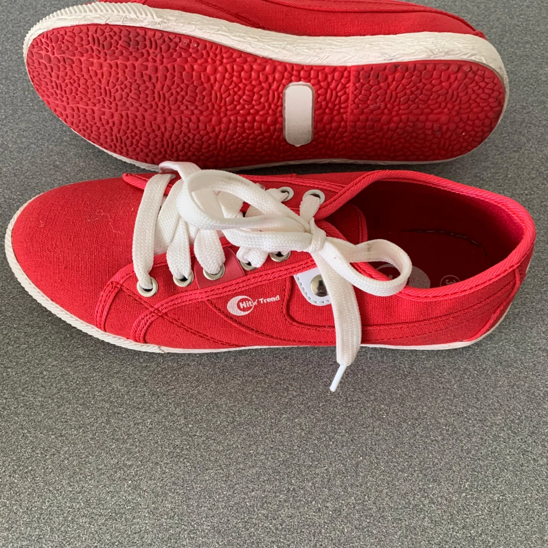 Röda sneakers från Hily Trend