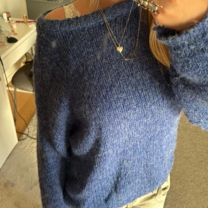 Stickad blå tröja  - Super skön blå stickad tröja köpt på Zalando säljer då den inte kommer till användning 💗 jag har klippt lite i ärmarna för jag tyckte att de satt lite för tajt men det är inget man tänker på ❤️