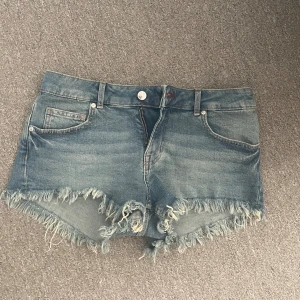 Lågmidjade blå jeansshorts  - Lågmidjade blå jeansshorts i st 38 köpta här på plick för ett tag sedan. Säljer då jag har många liknande. 