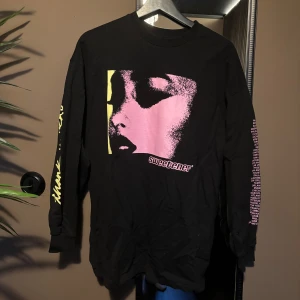 Ariana grande sweetener merch - Säljer min Ariana grande sweetener merch för att den inte kommer till användning! Den är använd en gång så är i bra skick ! Är i Xs men modellen är lång ! Säljer för 80+frakt