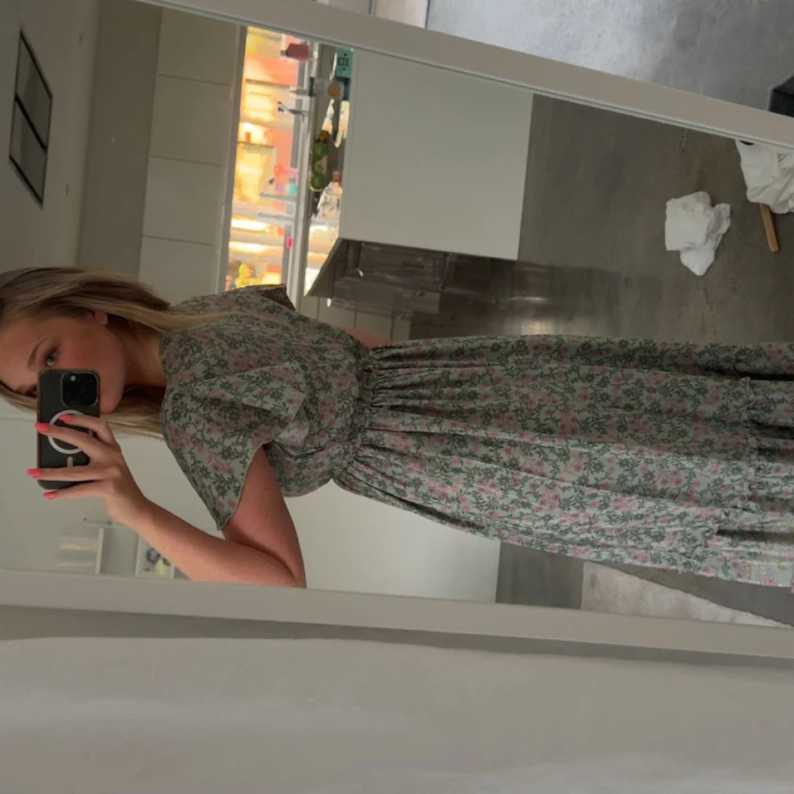 Blommig långklänning med volang - 1