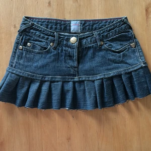 Jeanskjol med volanger - Jättefin jeanskjol med volanger omsydd från ett par jeans. Se mått på bilder. Jeanskjolarna är populära och sålde slut snabbt förra året och fortsätter sälja snabbt även i år. Kontakta därför mig om ni vill ”paxa” en kommande jeanskjol❤️