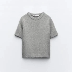 Grå stickad kortärmad tröja Zara - Superenkel och stilren grå stickad tröja från Zara med korta ärmar. Perfekt för lager-på-lager eller att bära som den är. Nästan helt ny då jag haft den ett par fåtal gånger.