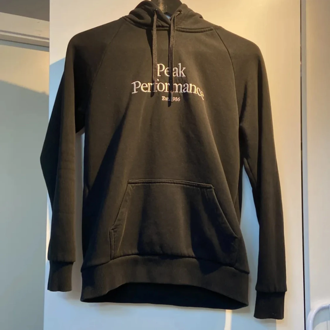 Svart hoodie från Peak Performance