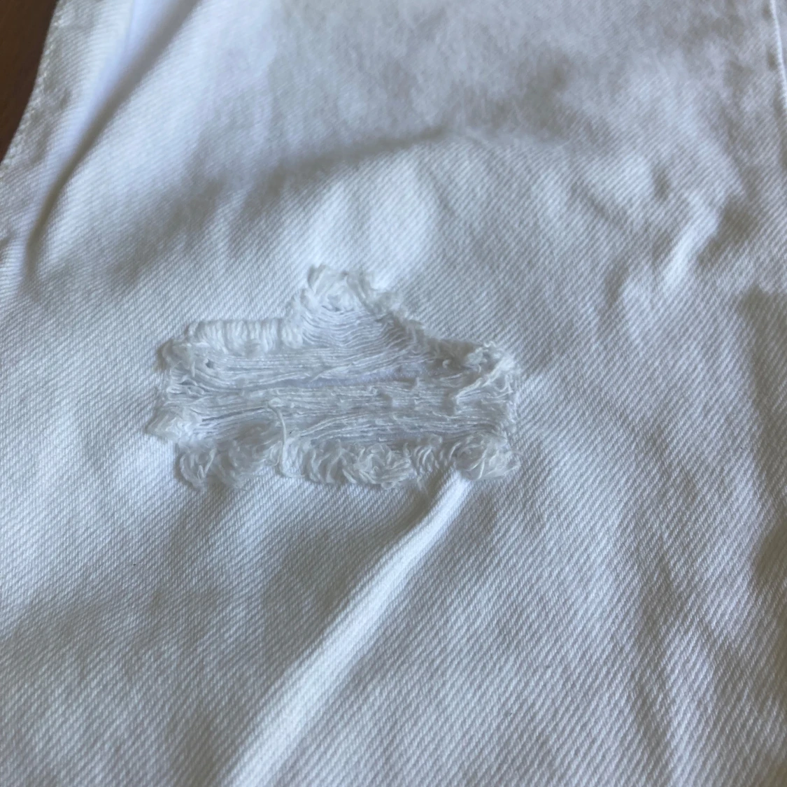 Vita jeans med slitningar från Zara - 3