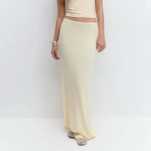 Ljusgul långkjol  - Supersnygg ljusgul långkjol med enkel och clean design. Kjolen har en rak passform och sitter högt i midjan. Tillverkad i ett mjukt och följsamt material som ger en skön känsla. Perfekt att styla med crop top eller linne för en chill vibe. Aldrig använd och utan prislapp 