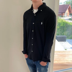  2 Ralph lauren skjortor, både i storlek medium. Paketpris 945 kr -  2 Ralph lauren skjortor, både i storlek medium. Paketpris 945 kr