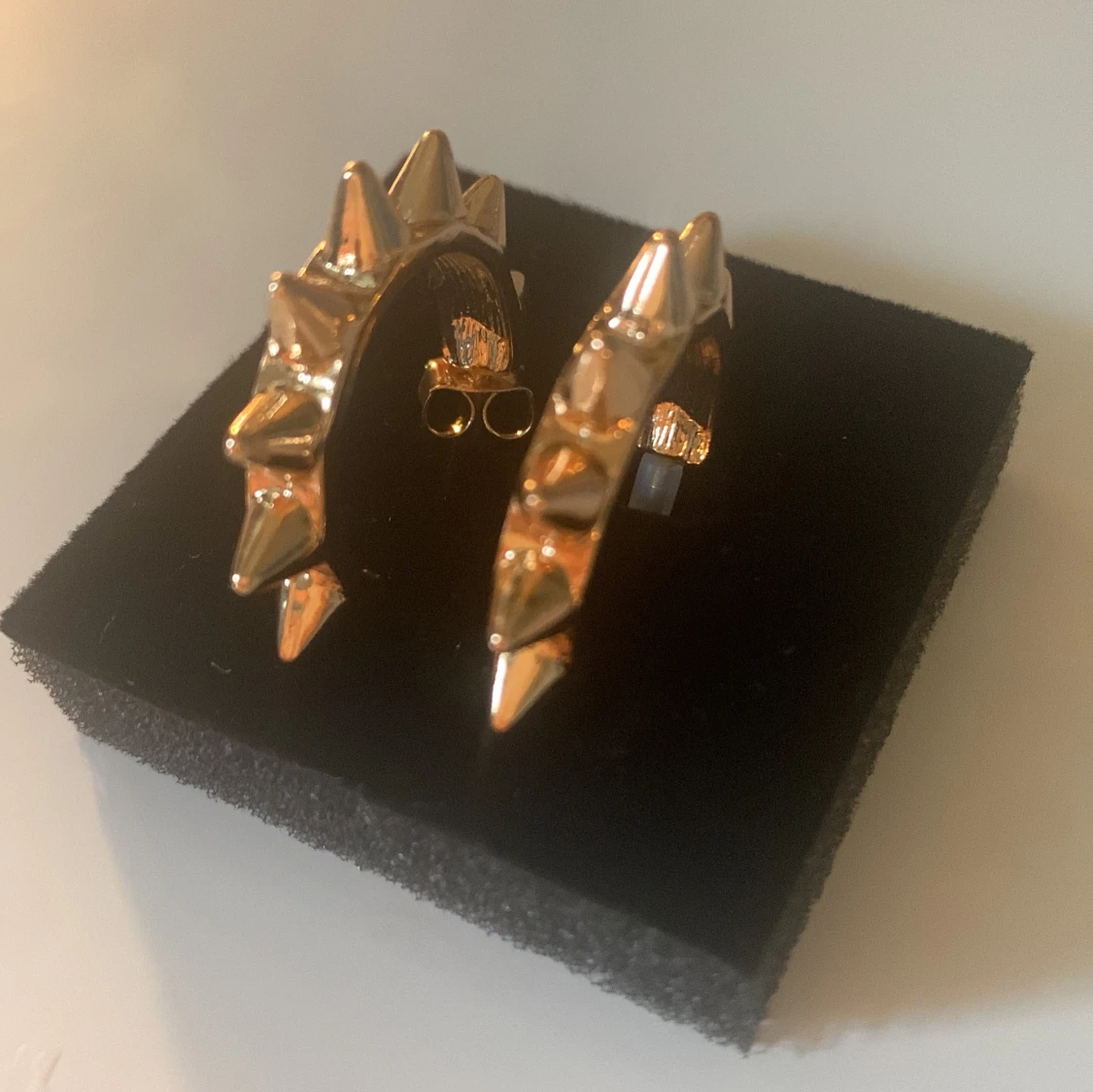 Edblad liknande örhängen i guld - 2