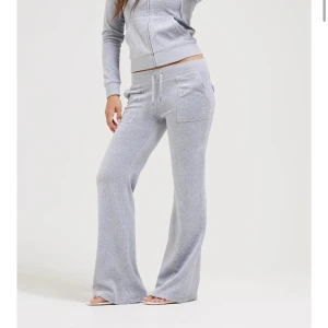 Juicy Couture byxor - Säljer båda mina svarta (xxs)  och gråa (xs) juicy byxor. Dom gråa är lite mer använda än dom svarta men inga defekter så på dom. Säljer antingen ett par för 500kr eller båda tillsammans för 900kr. Pris kan diskuteras💕