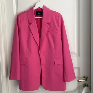 Rosa- oversized kavaj - En snygg rosa oversized kavaj i ett perfekt skick!