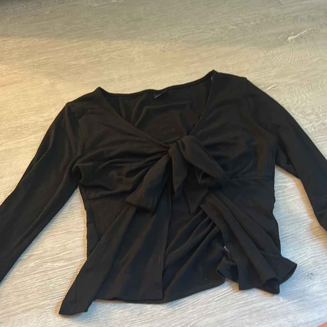 Svart omlottopp med knyt från Gina Tricot - 1