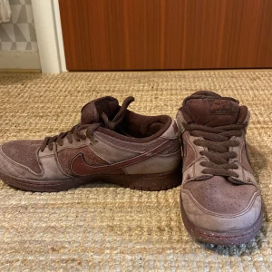 Sb dunks - Ett par använda vinröda Nike sb skor, kommer ej med skolåda. Har blivit skateade i men det syns ej. Har användts i ca 1 år