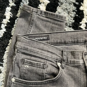 J.Lindeberg - Säljer nu dessa snygga grå jeans från J.Lindeberg i klassisk rak passform med femficksdesign och diskret JL-logga ✅ Mjukt denimtyg som sitter skönt hela dagen | Perfekta för en clean, avslappnad look | Hör av dig! ✌️👖