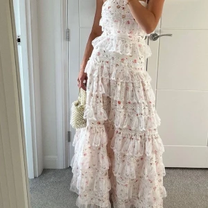 Långklänning  - Vacker långklänning från ALB by Anne Louize i vitt med blommigt mönster och flera lager volanger🌸För lång på mig (1.60) Nypris- 3158:-