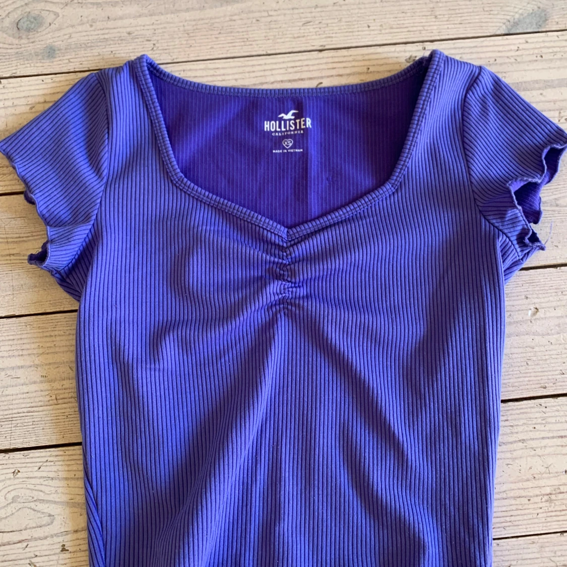 Lila ribbad topp från Hollister XS