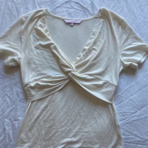 Krämvit topp - storlek s 